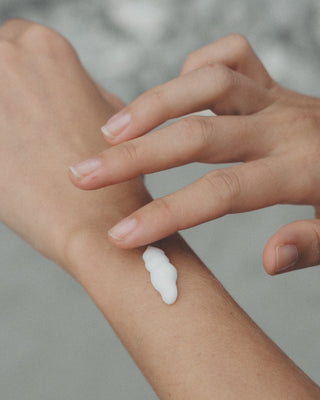 Auf dem Arm wurde Bodylotion aufgetragen.