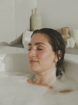 Zwei Badesalze. Drei Rituale – medizinische Self-Care für Haut & Körper