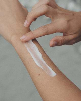 Auf einem Arm wird die Urea Bodylotion aufgetragen.
