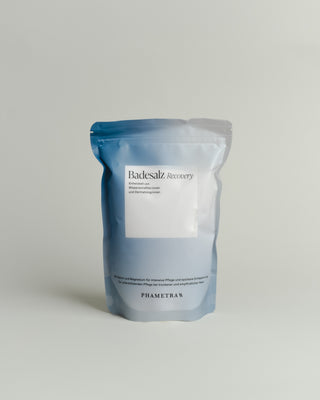 Vorderseite der blauen Badesalz Recovery Tüte