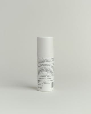 Rückseite des weißen Spenders der MED Gesichtscreme