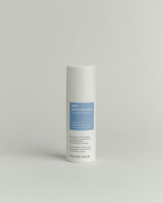 Vorderseite des blaue weißen Spenders der MED Gesichtscreme