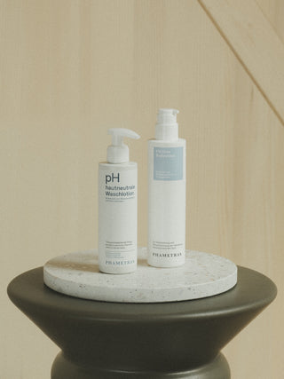 Nahaufnahme von pH hautneutraler Waschlotion und 5% Urea Bodylotion