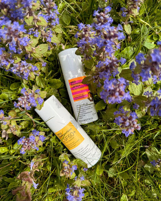 MED Sonnencreme und MED Sonnencreme Kids liegt auf einer Wiese.