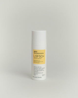 Phametra MED Sonnencreme für empfindliche Haut. Weißer Pumpspender mit gelben Etikett. 50 ml.