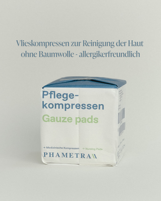 Produktbild der Phametra Pflegekompressen mit Schriftzug: "Vlieskompressen zur Reinigung der Haut ohne Baumwolle - allergikerfreundlich".