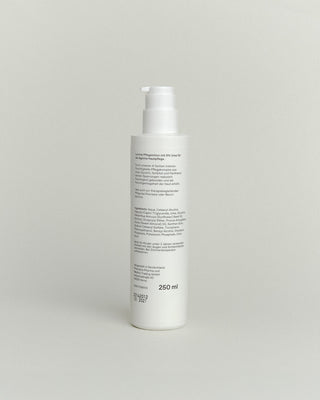 Rückseite der Phametra 5 % Urea Bodylotion im weißen Pumpspender mit hellblauem Etikett, entwickelt für empfindliche Haut zur Stabilisierung und Rehydratisierung der Hautschutzbarriere.