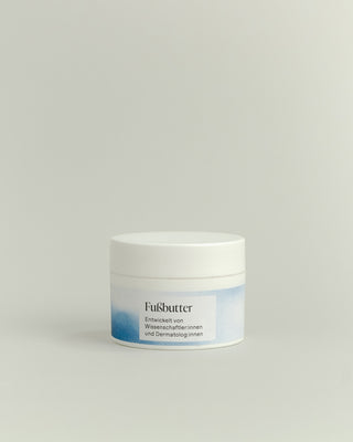 Weißer Plastiktiegel mit weiß/blauem Etikett mit Phametra Cosmetics Fußbutter