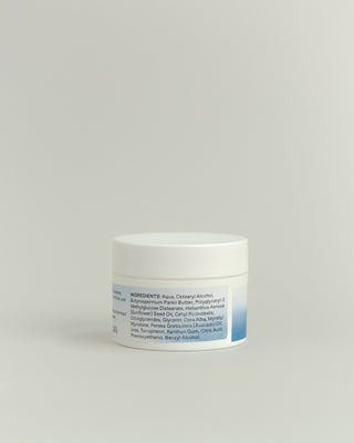 Rückseite eines weißen Plastiktiegels mit weiß/blauem Etikett mit Phametra Cosmetics Fußbutter