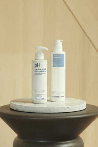 Nahaufnahme von pH hautneutraler Waschlotion und 5% Urea Bodylotion